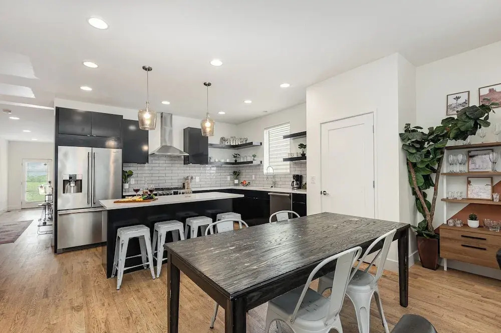 Citrine-private Patio & Balcony-near Germantown