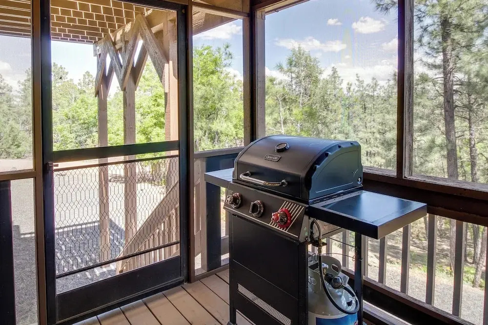 2 Mi to Show Low Lake: Scenic Cabin w/ Balcony