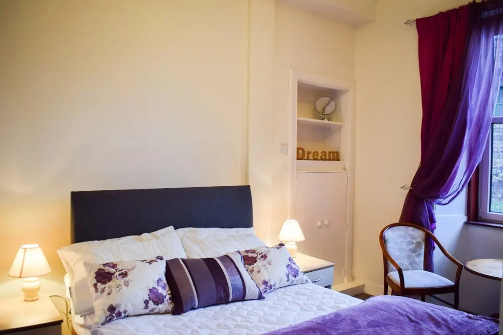 Bright 2 Bedroom Home in Edinburgh