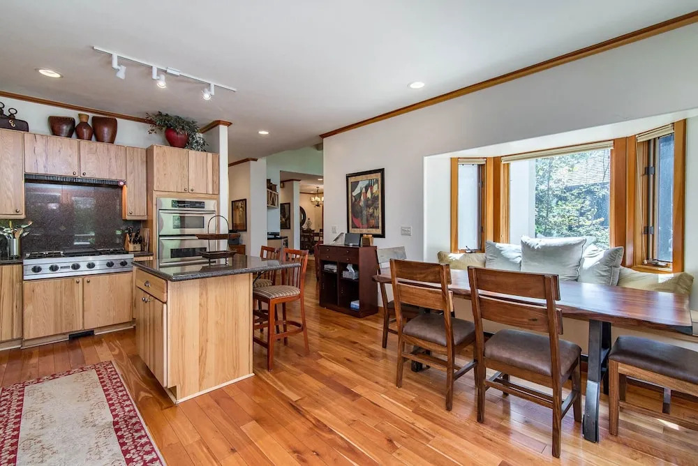 Cabin-esque Tahoe 4 Bedroom Home
