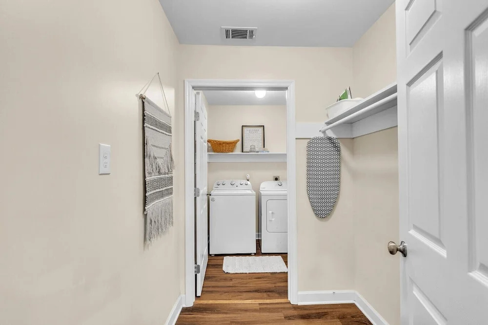 Great Downtown 4BR 8 Beds + Foosball Fun
