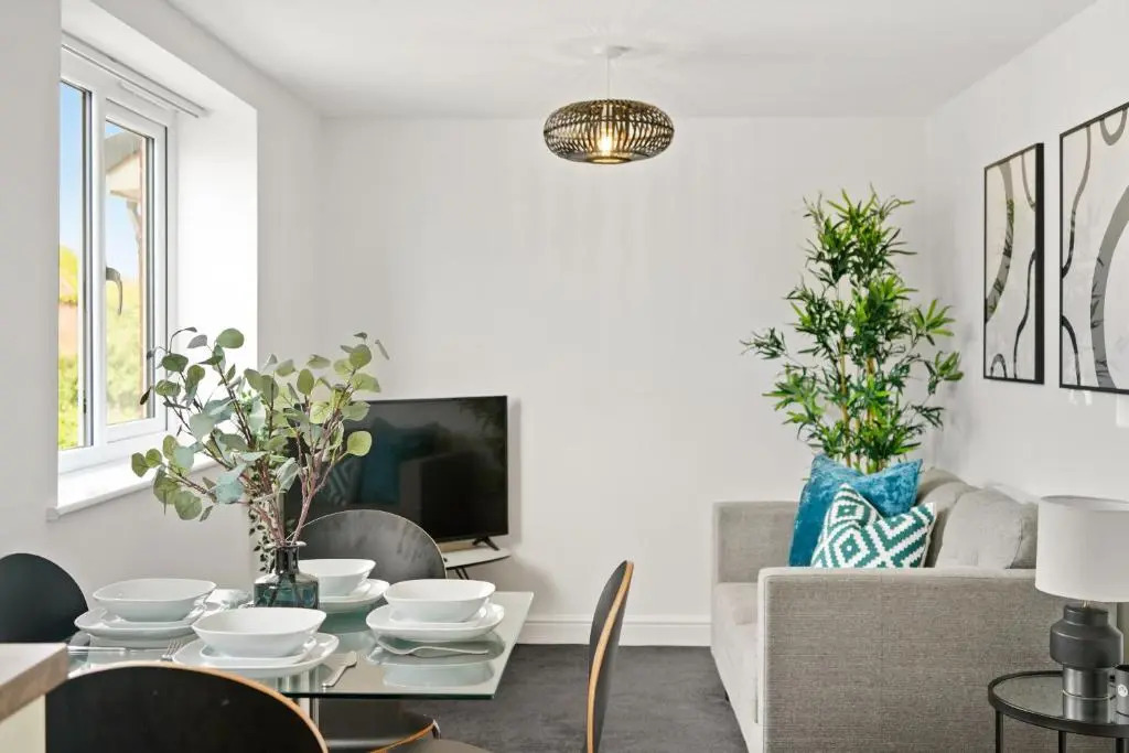 NEW 4 Sarah House by Truestays - 2 Bedroom Apartment - FREE Wifi & Parking