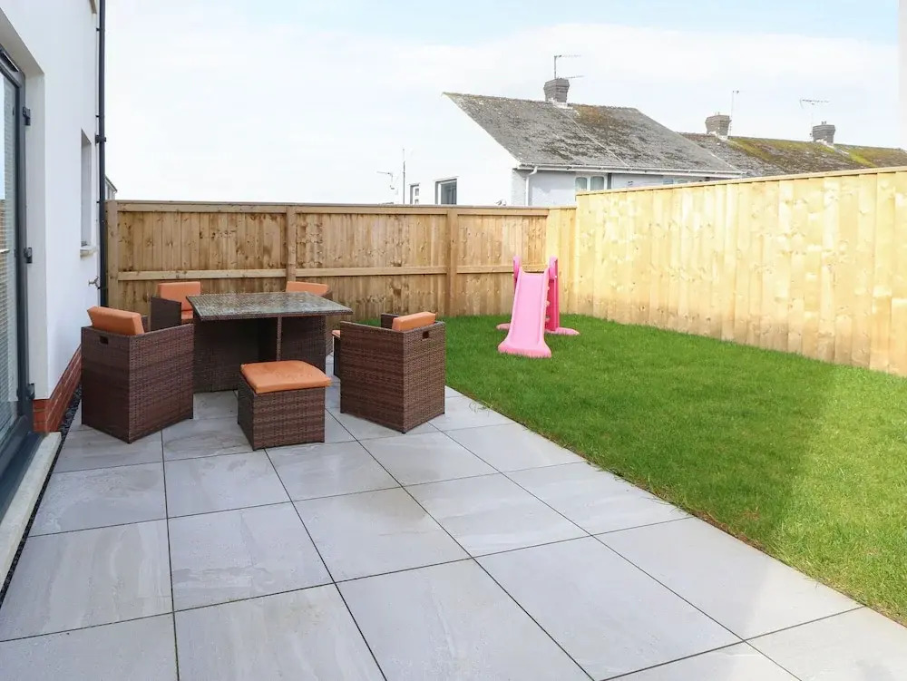 LunaRoxx, 6 Meadow Gardens, Kilgetty