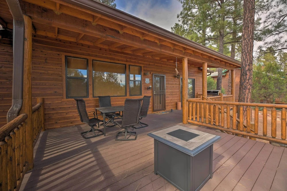 < 4 Mi to Fool Hollow Lake: Cabin w/ Tranquil Deck