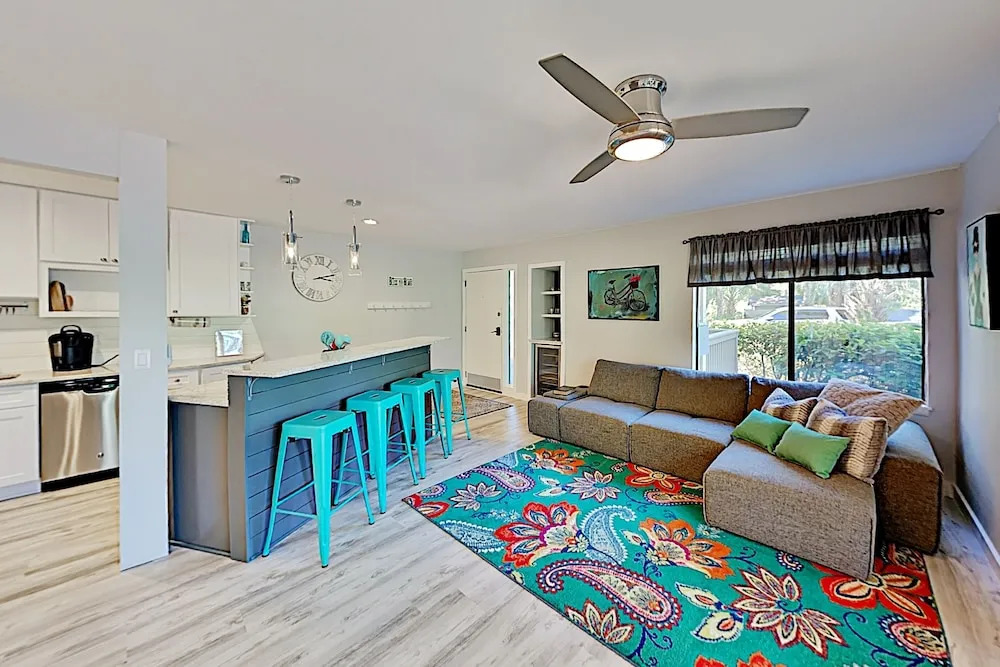 Beautifully Renovated 2 Br Villa Walk To Beach Condo