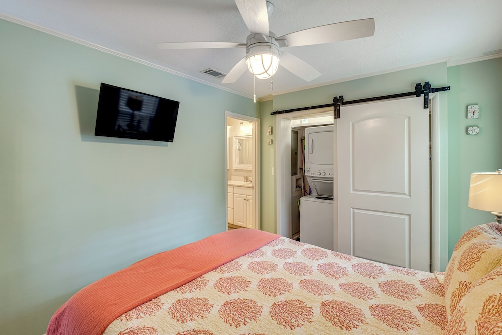 Golf Course Views! Couple's Retreat in Diamondhead
