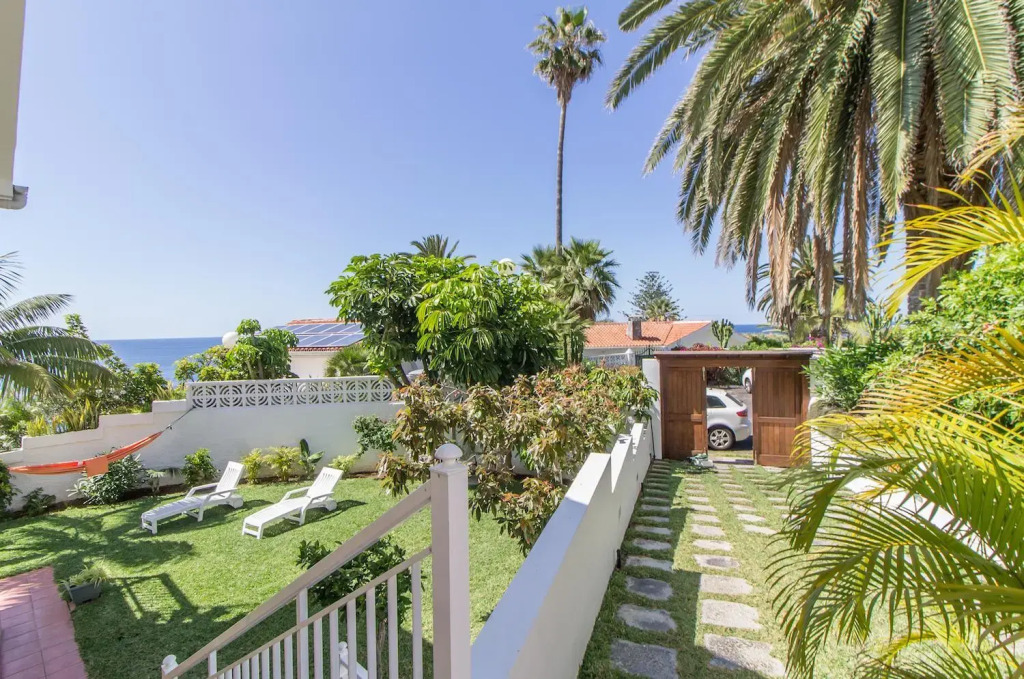 Villa in protected space in front of the sea
