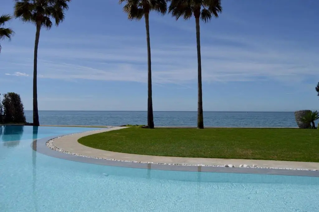 Modern Designer Villa 34121743 Direct Seafront Los Monteros Marbella for Holiday Rentals