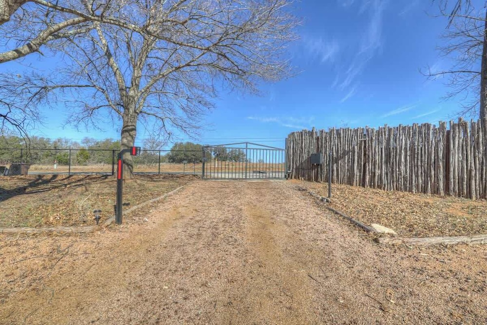 Olive St Ranch With Hottub-grill and Party Barn
