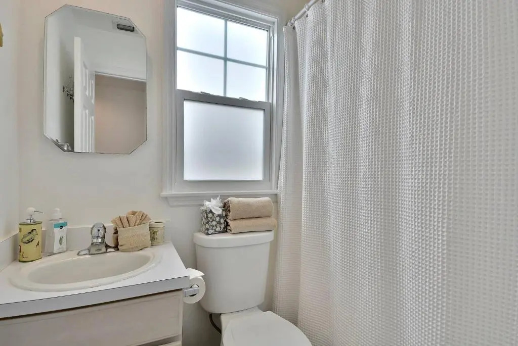 Coral Breeze by Avantstay Close to Beach w/ Balcony & Shared Pool! Month Long Stays Only