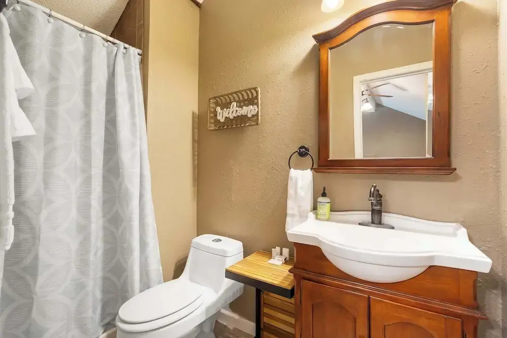 Branson Getaway - Condo for 6 in Epic Location!