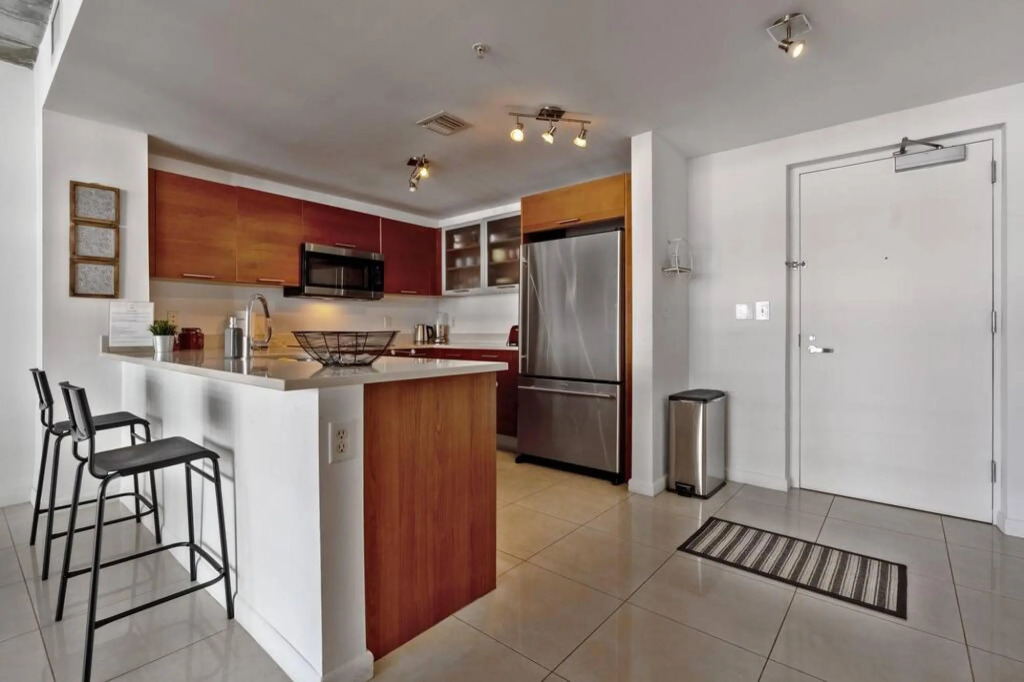 City Condo - In Midtown with pool and parking