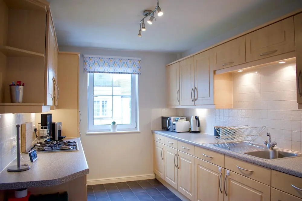 Large 2 Bedroom Flat in Leith With Free Parking