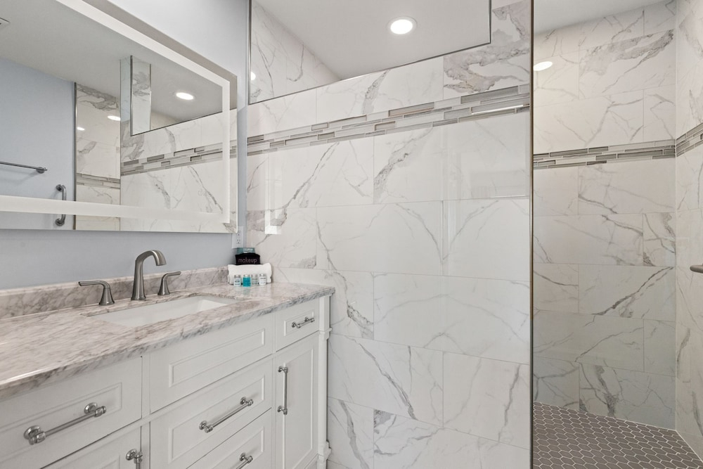 Go-jo Getaway! Coastal Comfort, 2BR Beachfront Townhouse, Sleeps 6