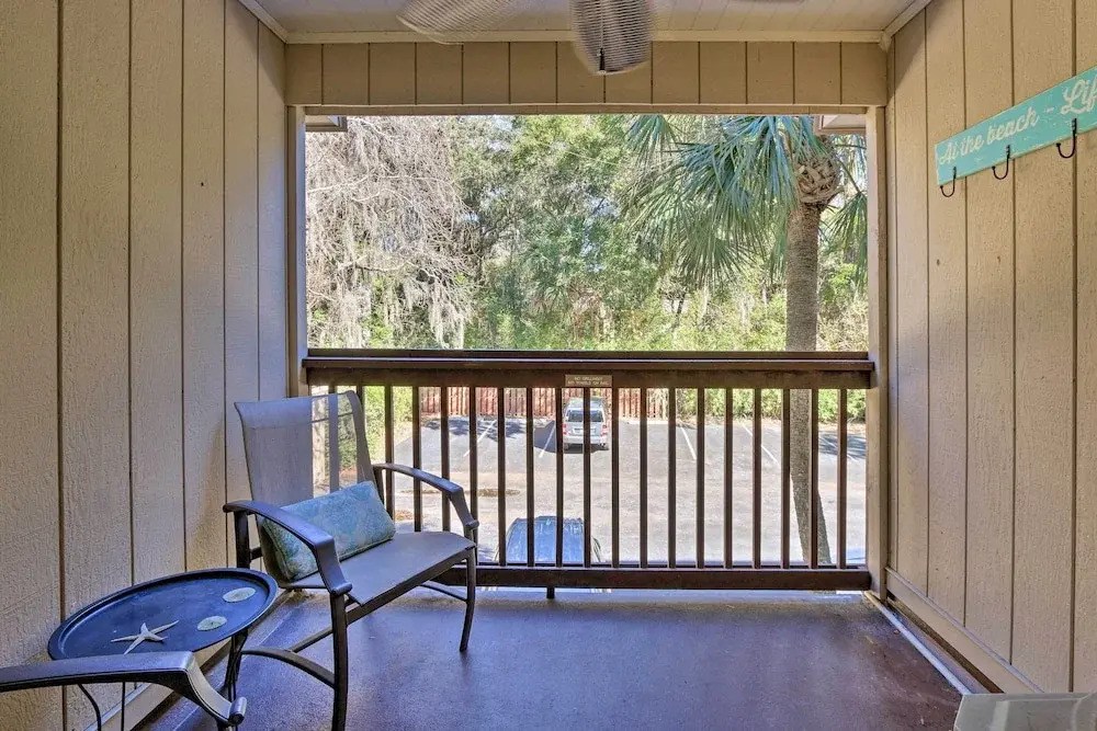 Hilton Head Condo w/ Covered Balcony + Pool Access
