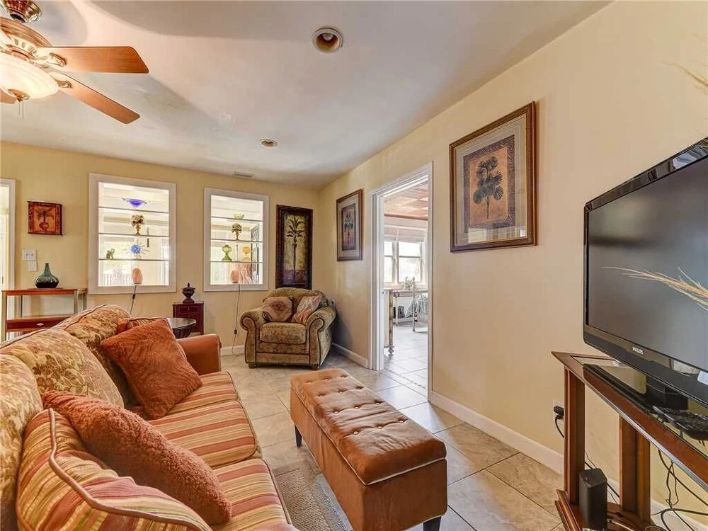 Anastasia Cottage, 2 Bedrooms, Walk to Beach, Sleep 4