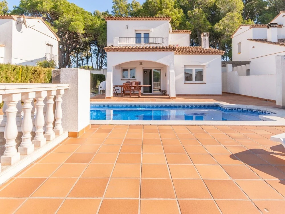 Pretty Holiday Home in L'escala With Swimming Pool