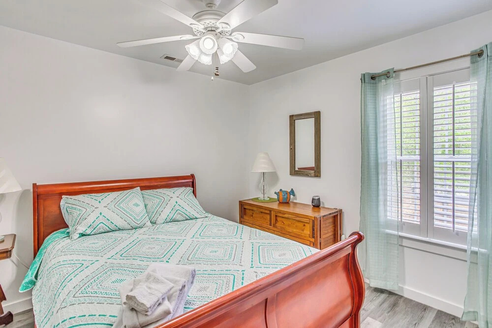Beachy Oak Island Family Home - 1 Mi to Ocean!