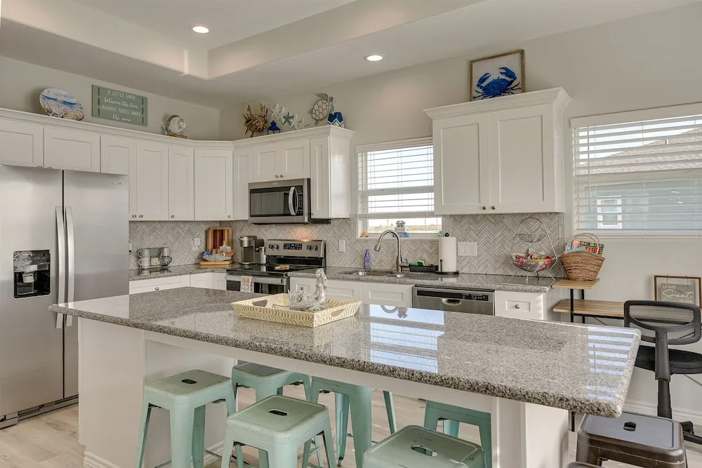 Crystal Beach Home w/ Covered Patio: Pets Welcome!