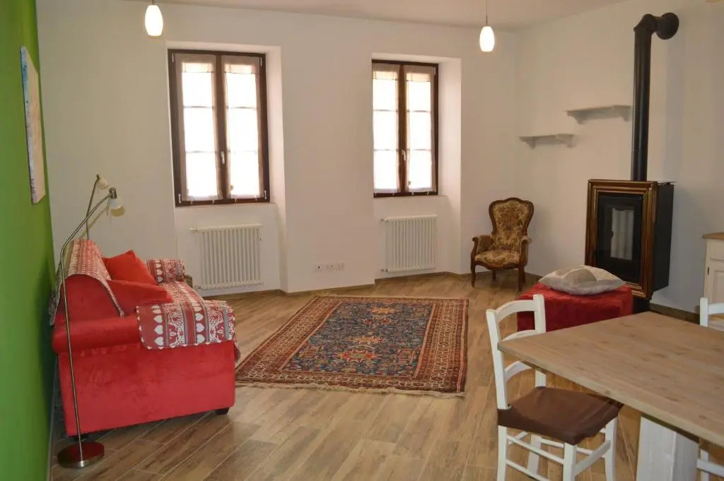 Parravicini Red Flower apartment