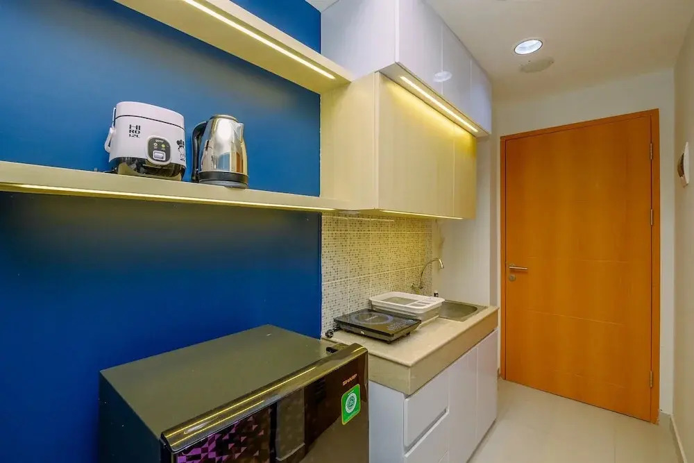 Comfy and Minimalist Studio with City View at Evenciio Margonda Apartment