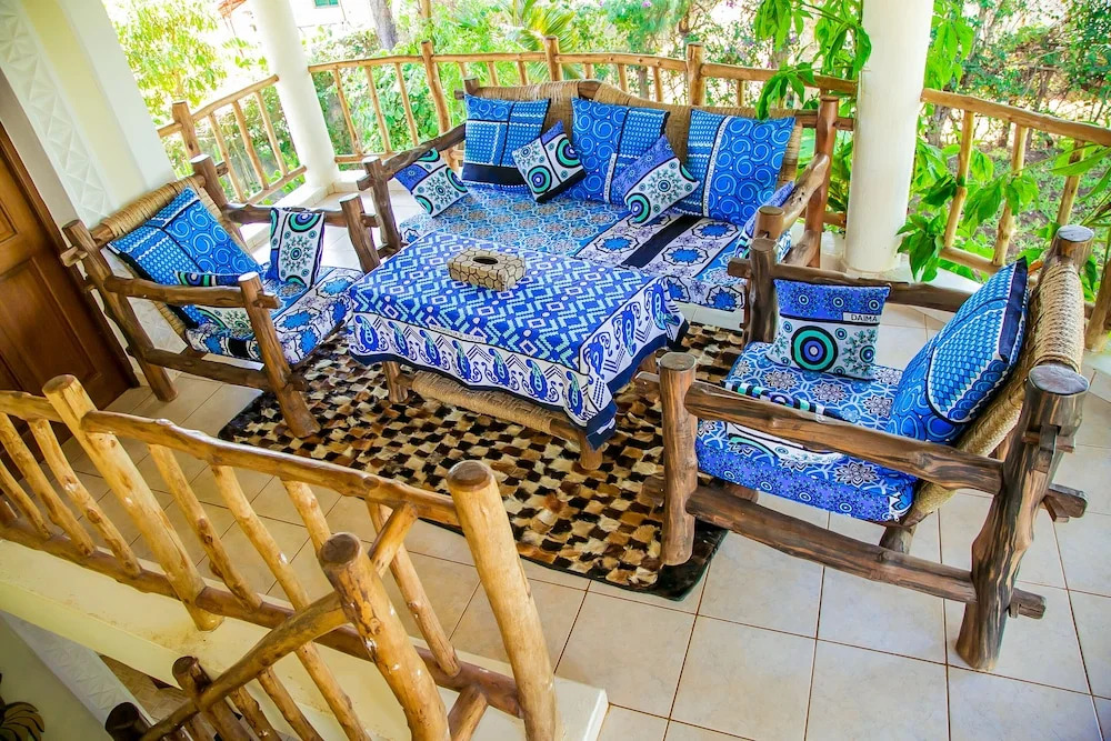 3 Bed Cottage Sleeps 6- Pool, Chef Option, Parking