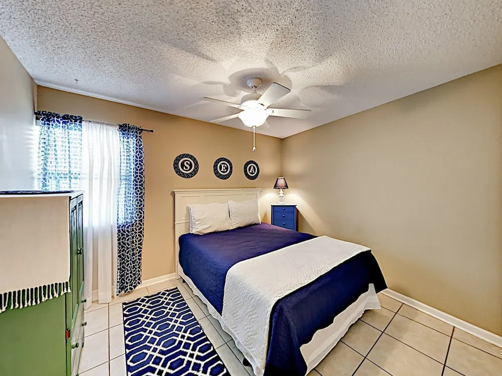 925 W Beach Seabreeze Condo - 2 Br condo by RedAwning