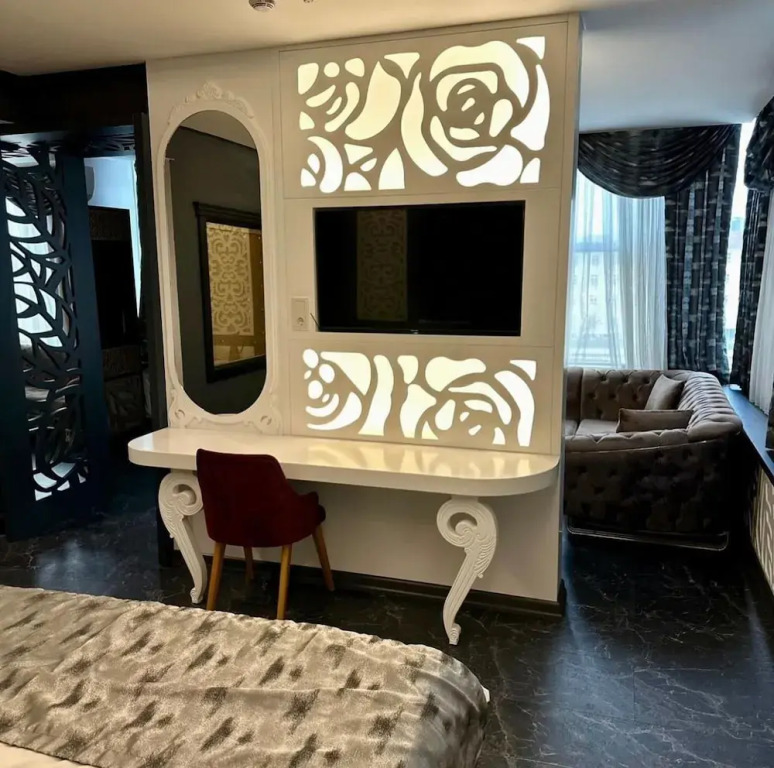 Golden Rose Deluxe Hotel