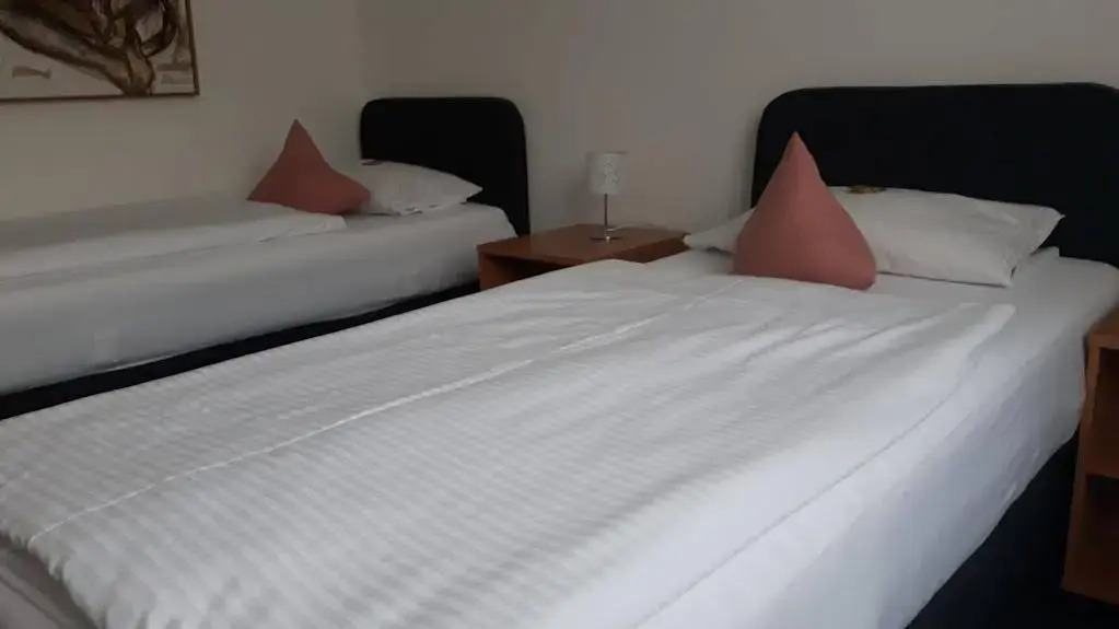 Hotel Café Galerie I Hannover-Garbsen I Free Parking