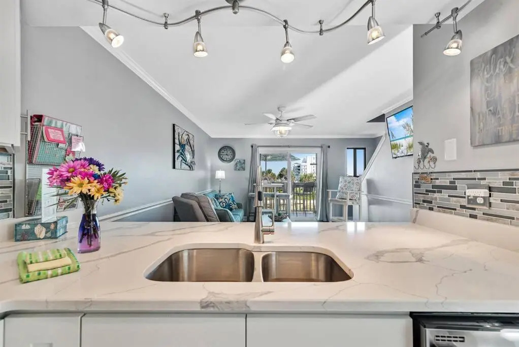 South Winds unit 2-Gorgeous Newly Updated Condo in the Heart of Gulf Shores!!