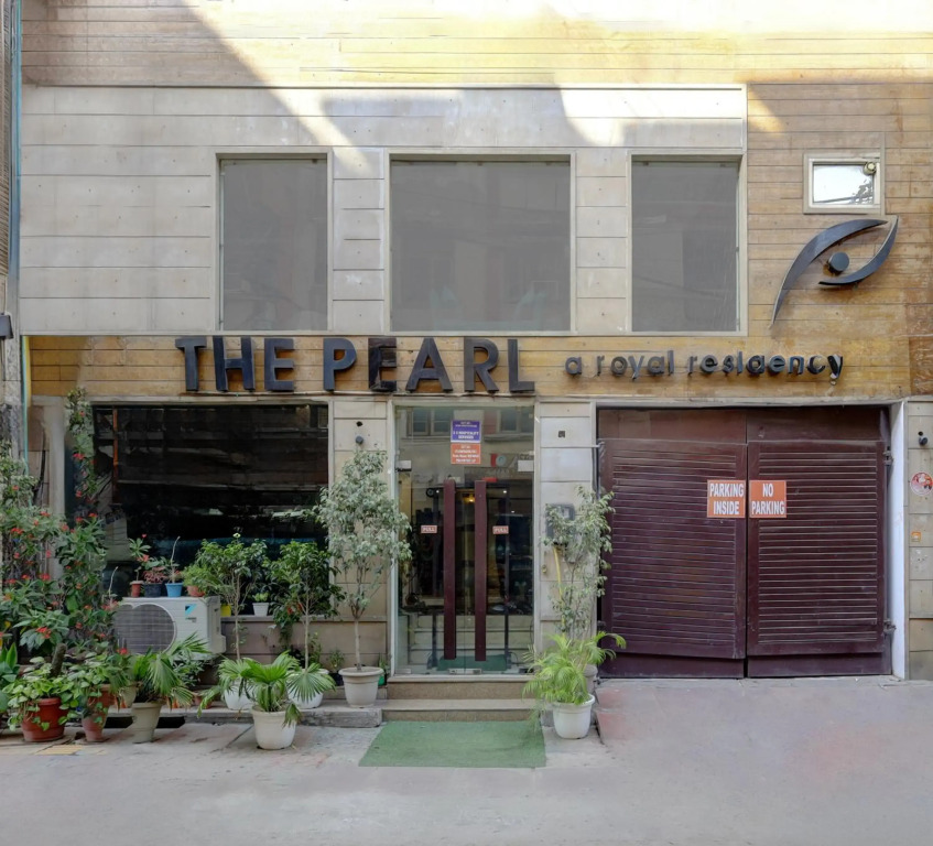Hotel The Pearl Near BLK Hospital