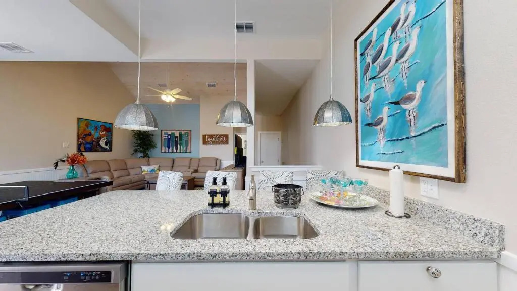 BC101 New Townhome, Heated Pool, 1 Minute Drive to Beach