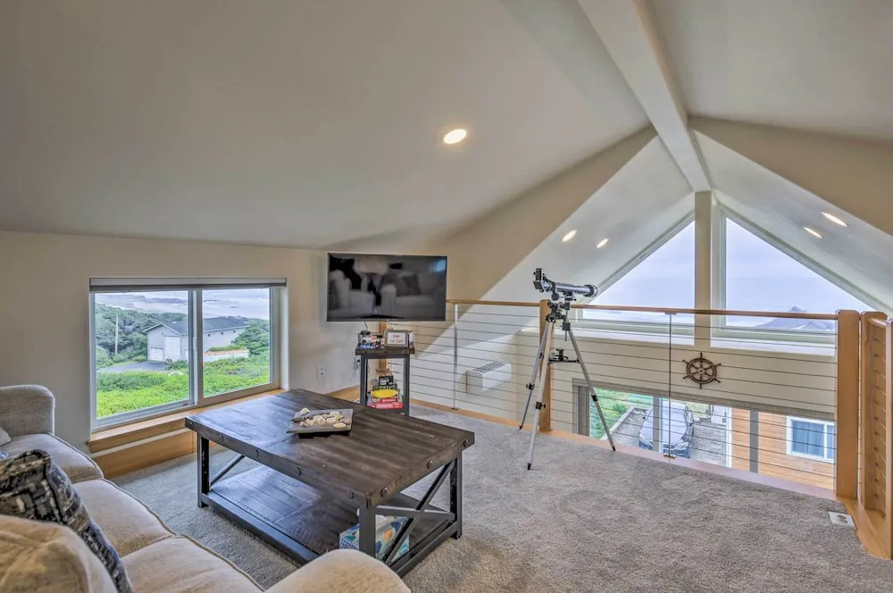 Yachats Gem w/ Private Balcony & Ocean Views!