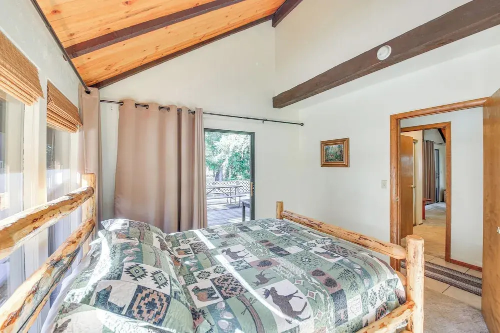 1 Mi to Dtwn Libby: Peaceful Home w/ Creek Access!