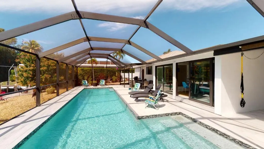 2 Bed Waterfront House I Minutes Away From The Beach