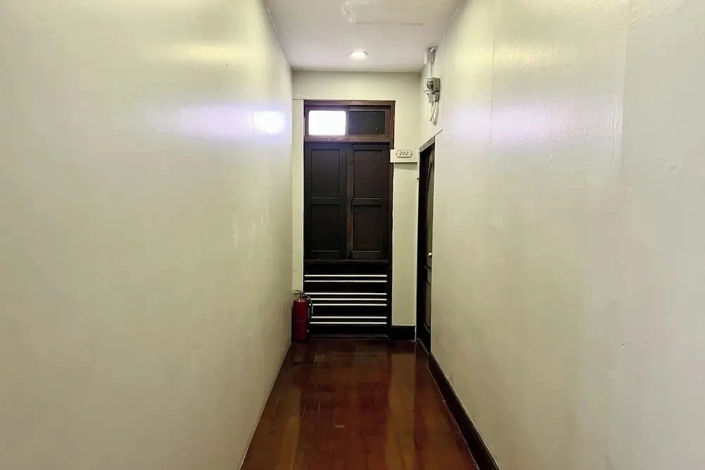 Orchid Hostel Near Bumrungrad hospital and Nana Market