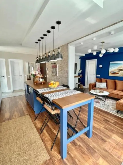Executive 2 Bedroom Apartment + Parking