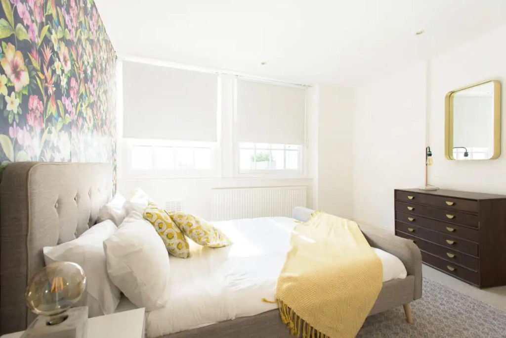The Harrods Mews - Modern 4BDR Mews Home with Rooftop Terrace & Garage