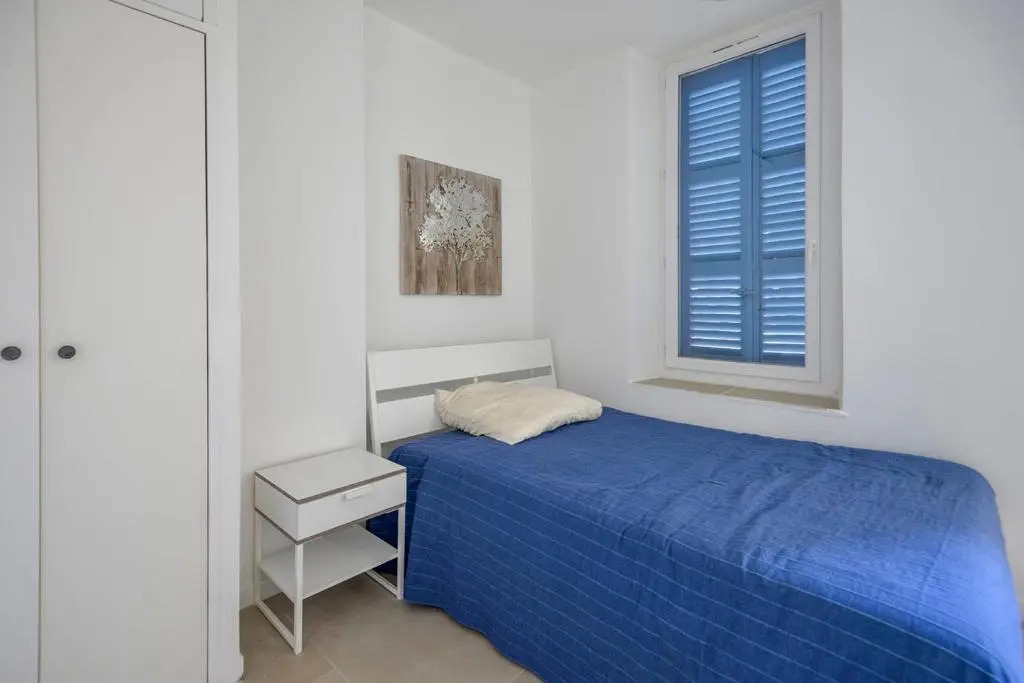 Chic And Modern Apt 5 Min From the Beach