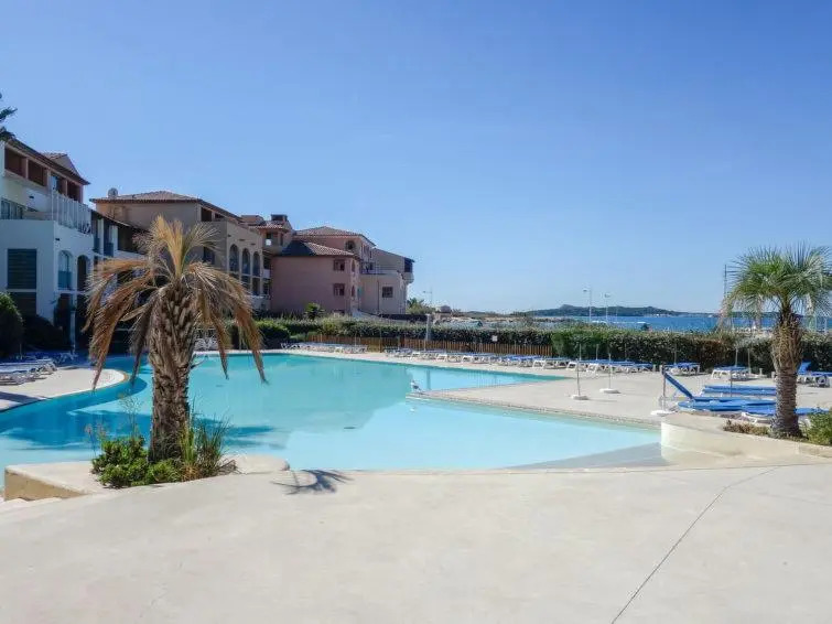 Appartement T2 avec piscine a 100 m de la plage
