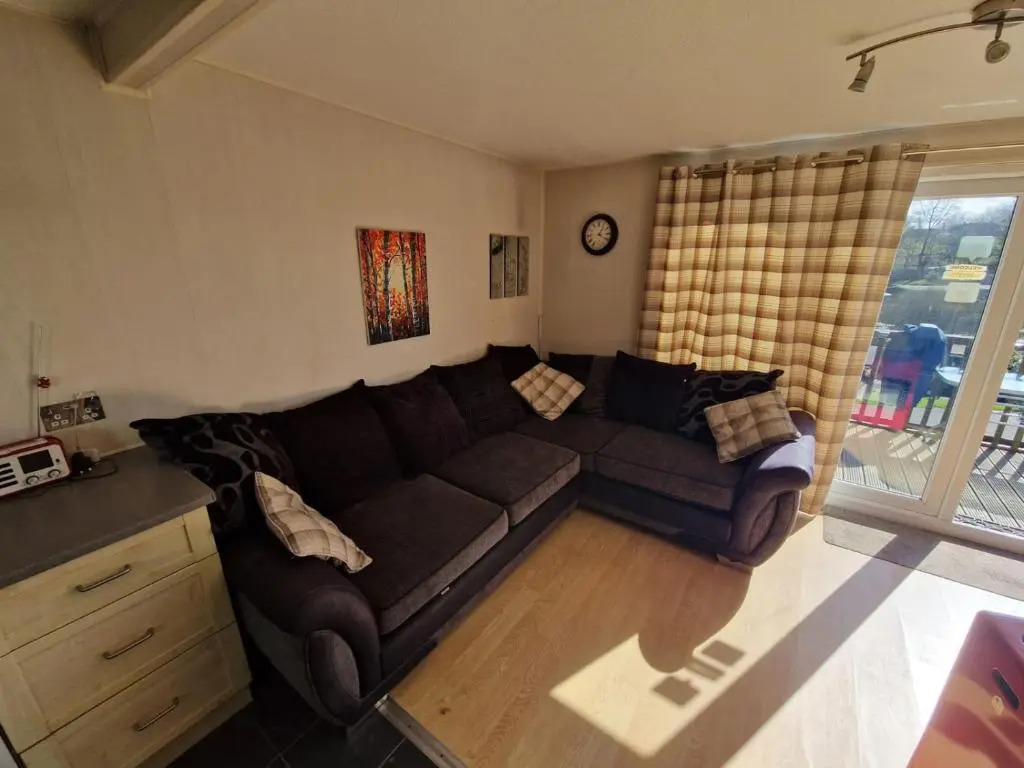 60 upperlakeside glan gwna