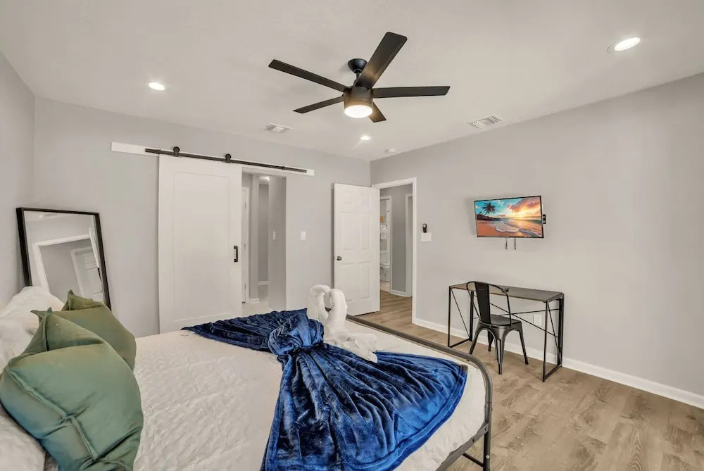 Spacious & Homey 4br/3ba W/amenities Near Downtown