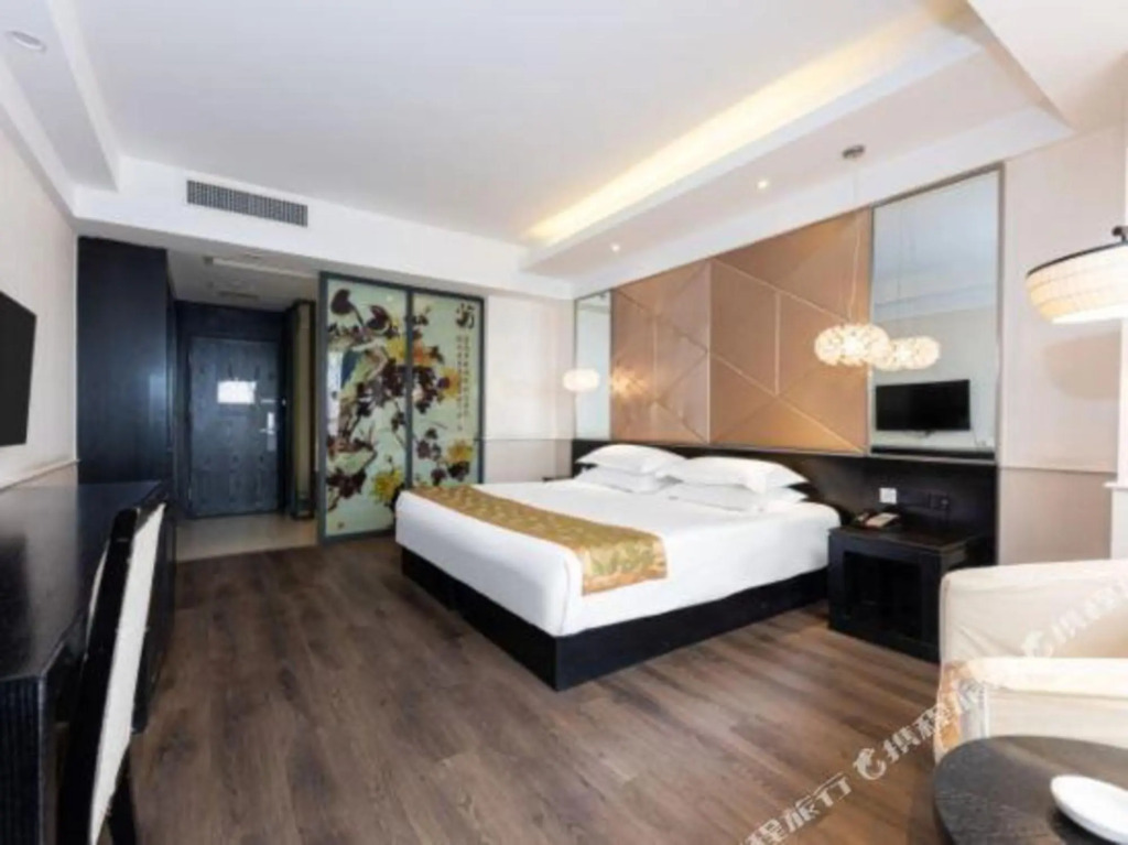 Green Sunshine Holiday Fashion Hotel