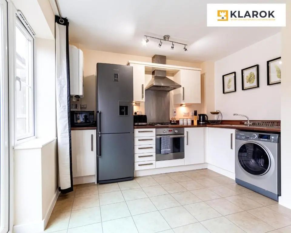 LONG STAYS 25pct OFF - Beautiful 3 Bed & Parking By Klarok Short Lets & Serviced Accommodation