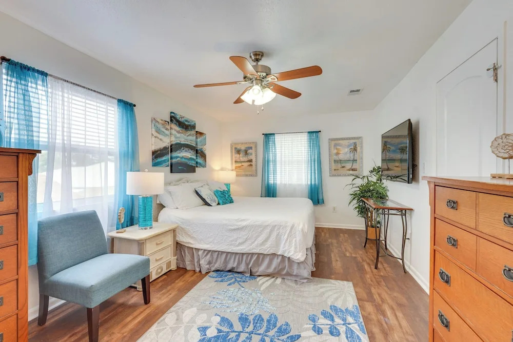 PCB Group Retreat w/ Deck, 1 Block to Beach