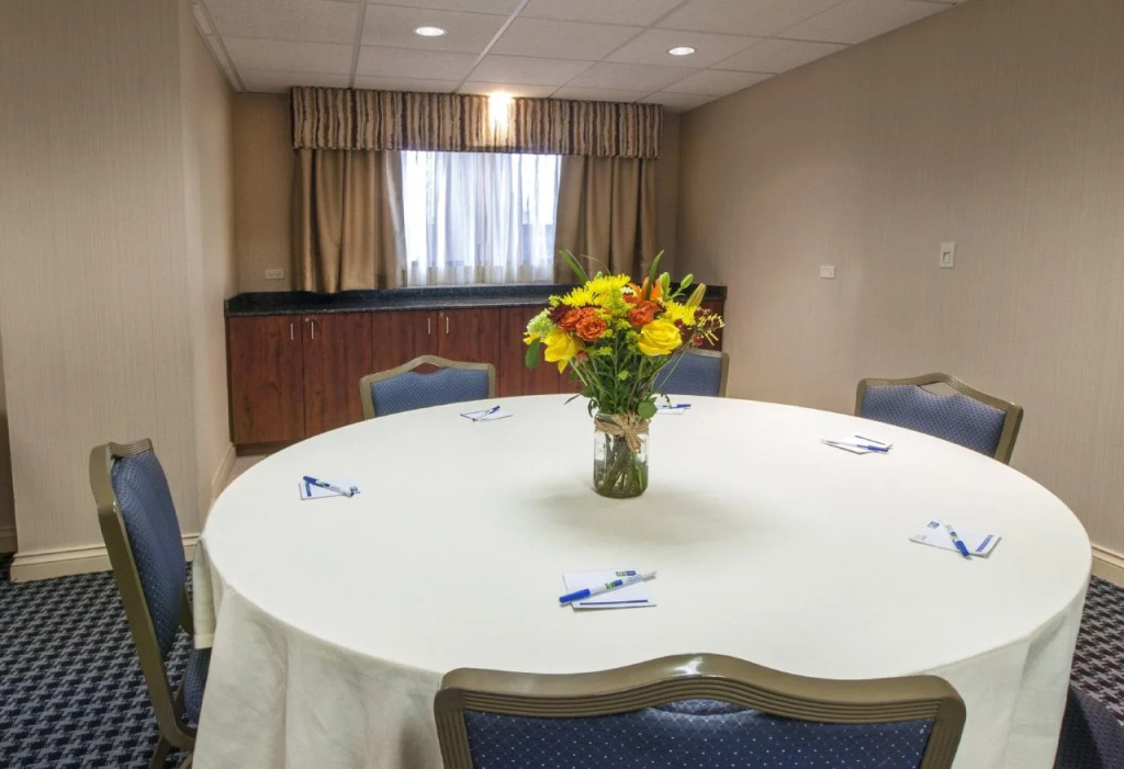 Holiday Inn Express & Suites Buffalo Airport by IHG
