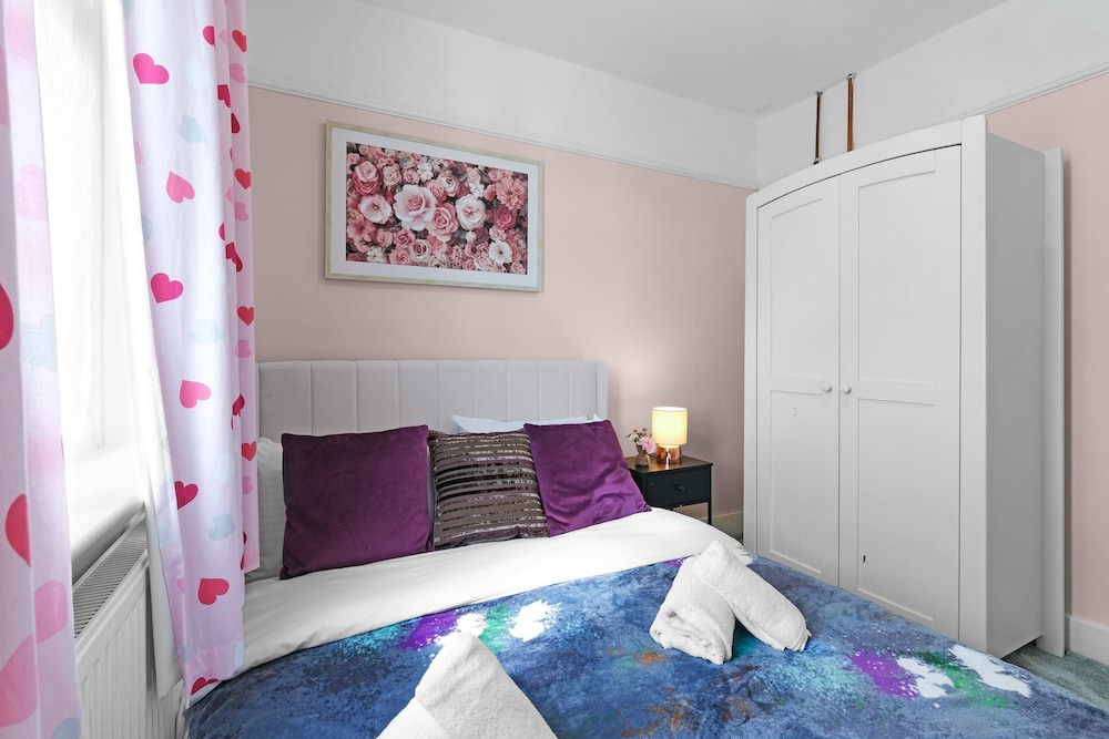 Spacious 5 Bedroom Family Home in Harrow
