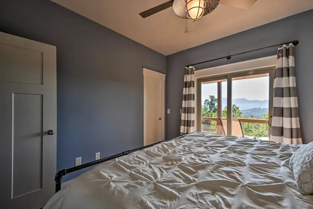 Hiawassee Home w/ Views < 1 Mi to Lake Chatuge