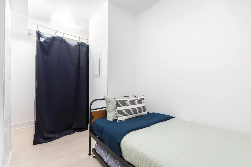 Upscale & Modern 1bd + Den in heart of Downtown!