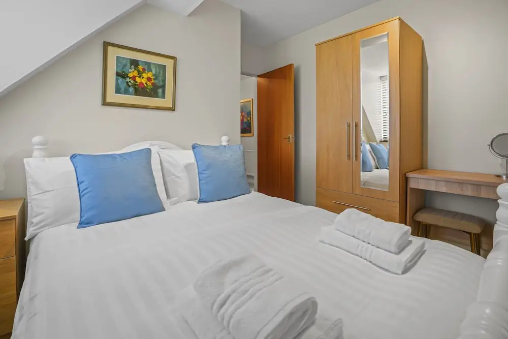 House - Sleeps 6 & Free Parking